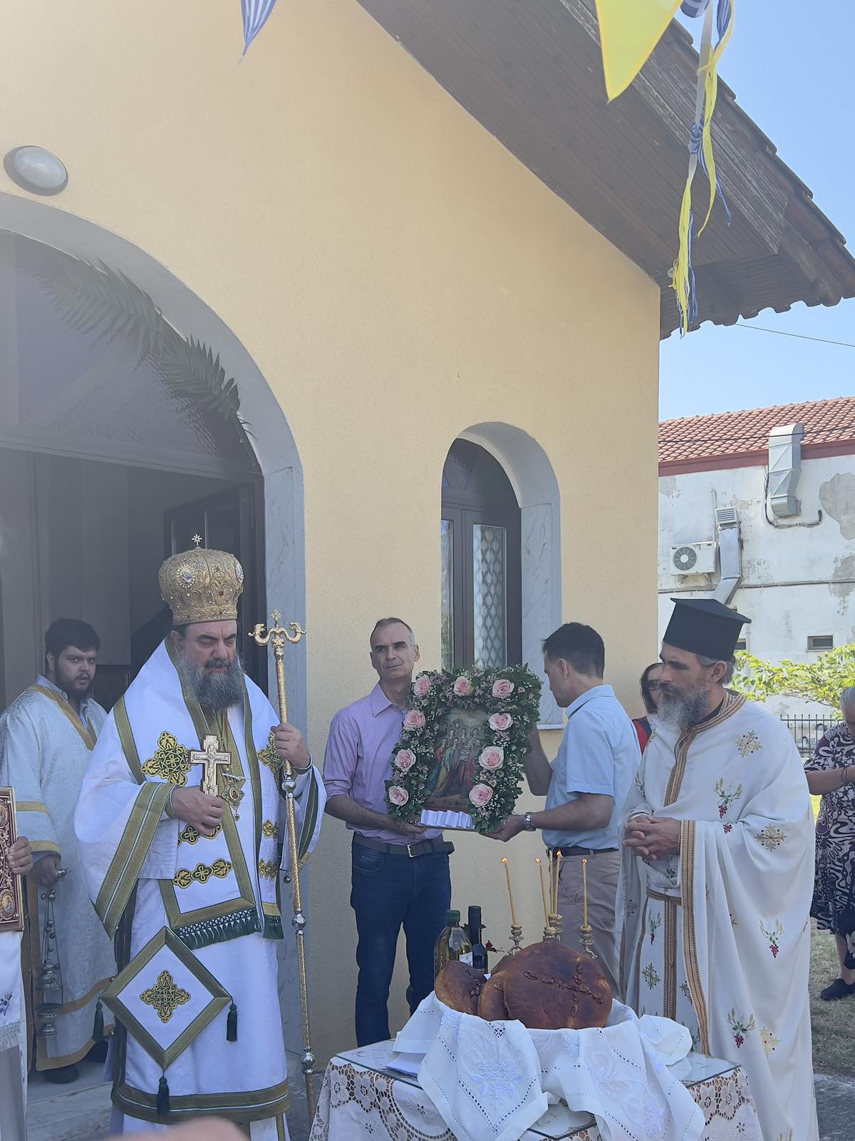 250712 05 αρτοκλασία 2 ιερείς Αρχιερέας