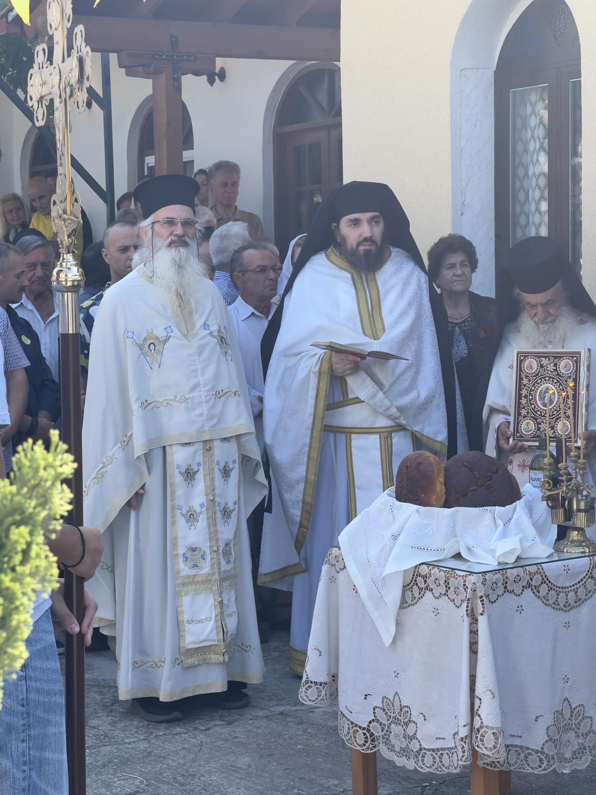 250712 06 αρτοκλασία 3 ιερείς