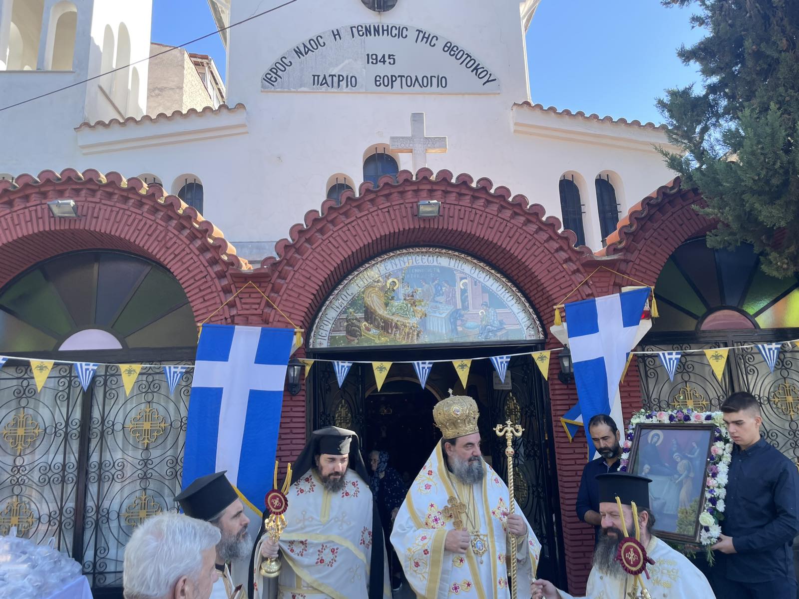 250921 03 περιφορά έξω από τον ναό